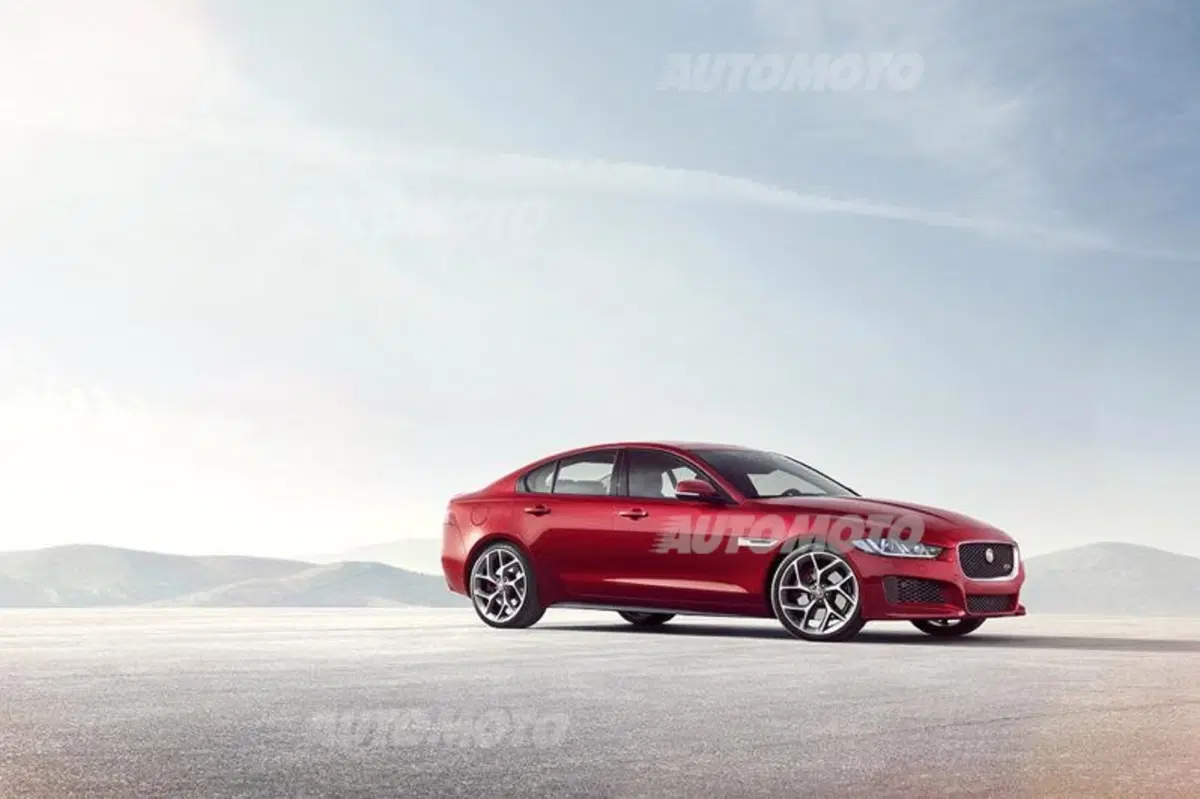 Jaguar XE: prime foto ufficiali. Costa 37.750 euro (12)