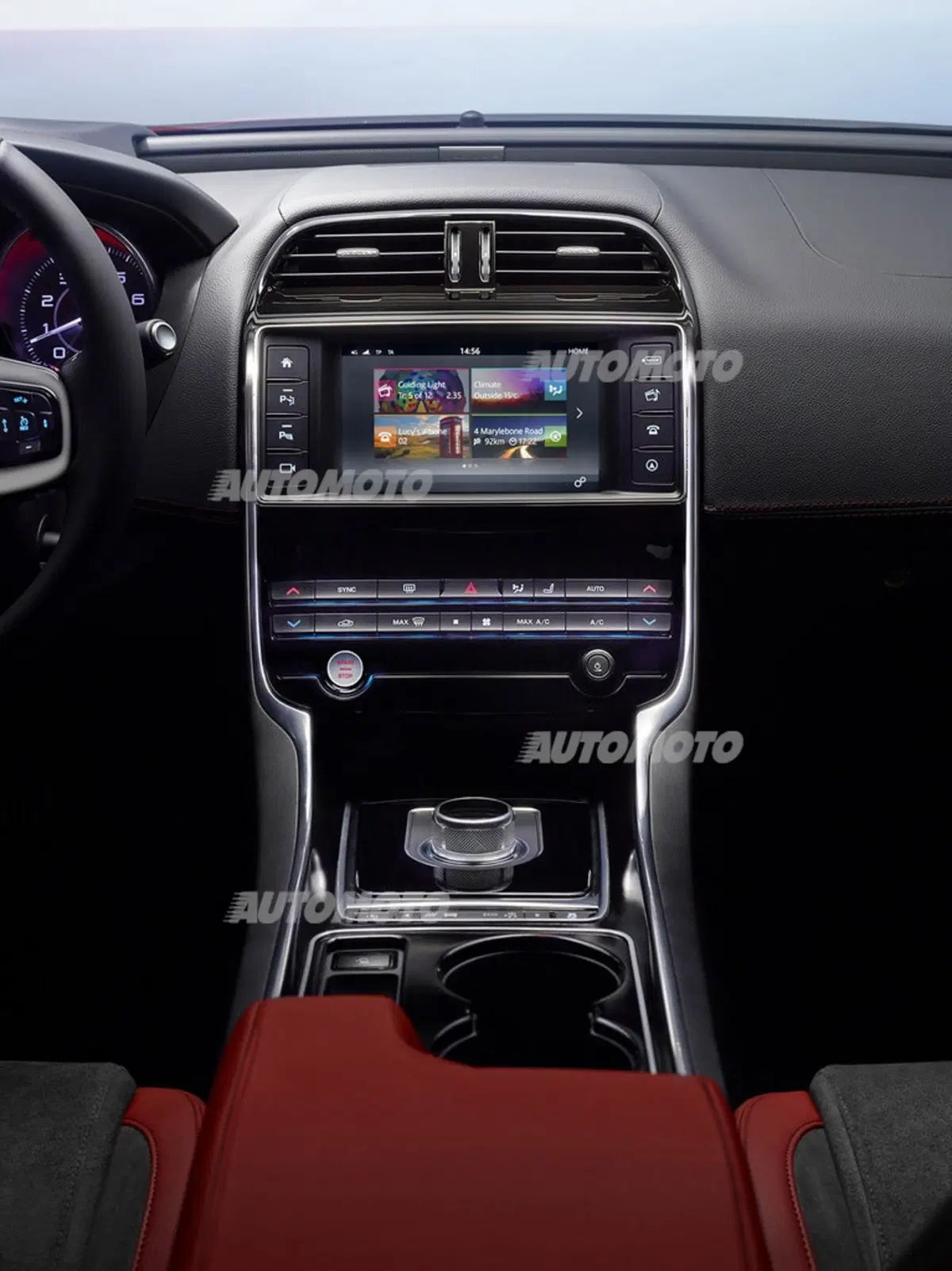 Jaguar XE: prime foto ufficiali. Costa 37.750 euro (21)