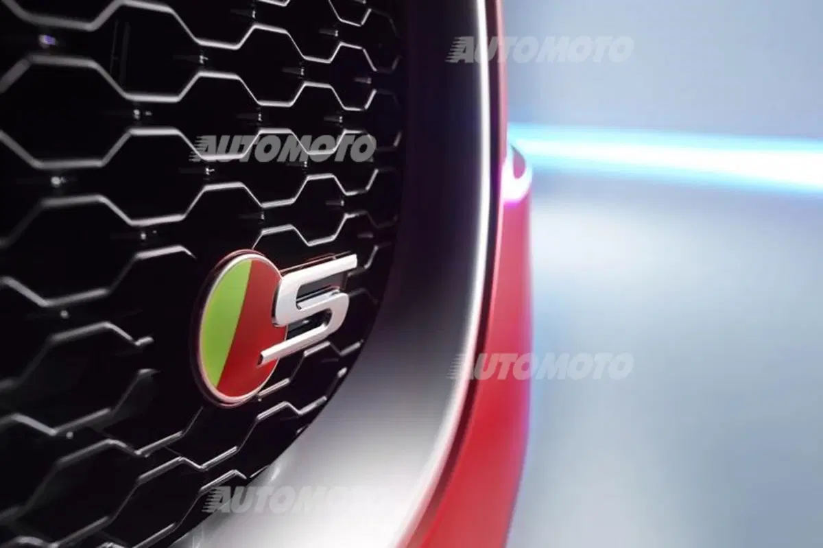 Jaguar XE: prime foto ufficiali. Costa 37.750 euro (23)