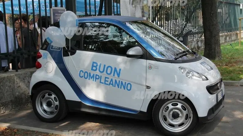 car2go compie un anno in Italia: auguri alle smart bianco-azzurre