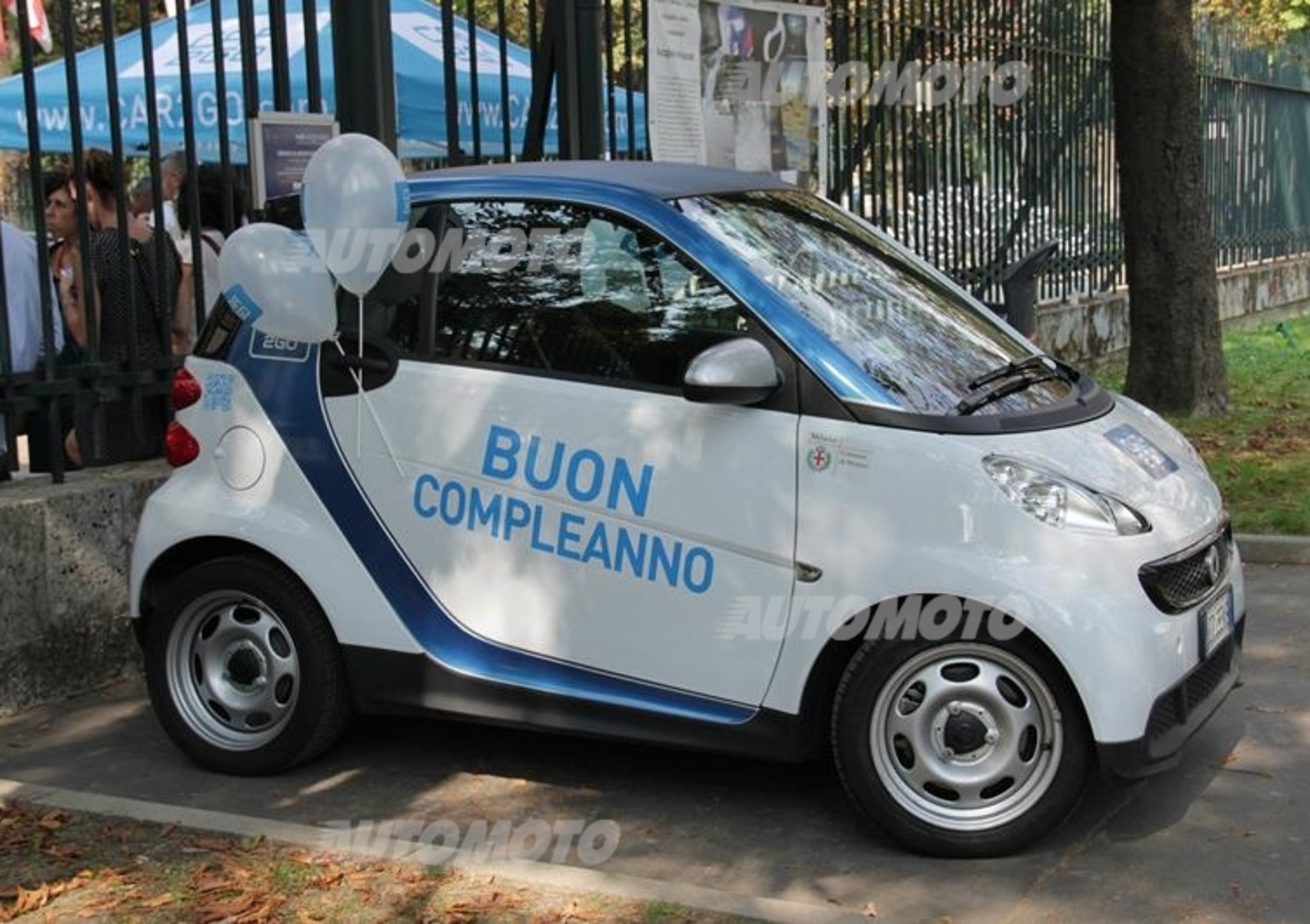 car2go compie un anno in Italia: auguri alle smart bianco-azzurre