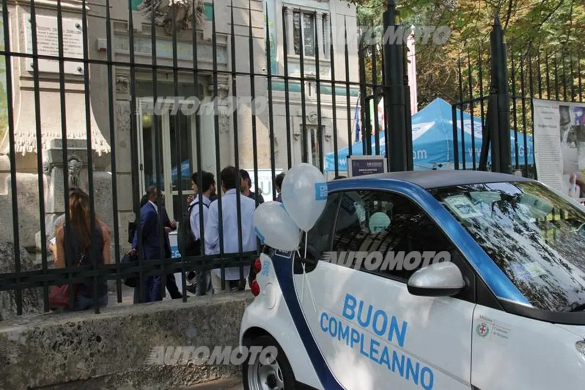 car2go compie un anno in Italia: auguri alle smart bianco-azzurre (2)