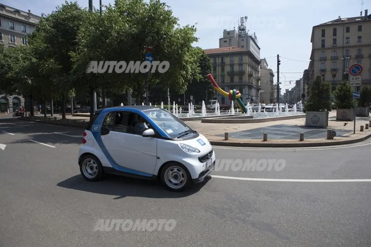 car2go compie un anno in Italia: auguri alle smart bianco-azzurre (8)