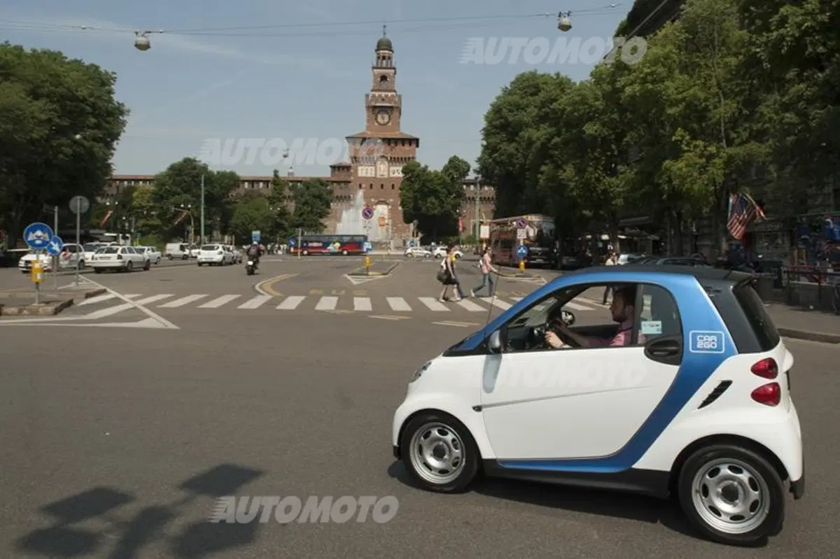 car2go compie un anno in Italia: auguri alle smart bianco-azzurre (10)