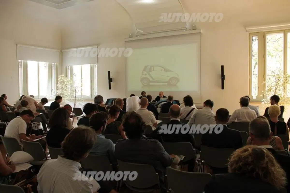 car2go compie un anno in Italia: auguri alle smart bianco-azzurre (12)