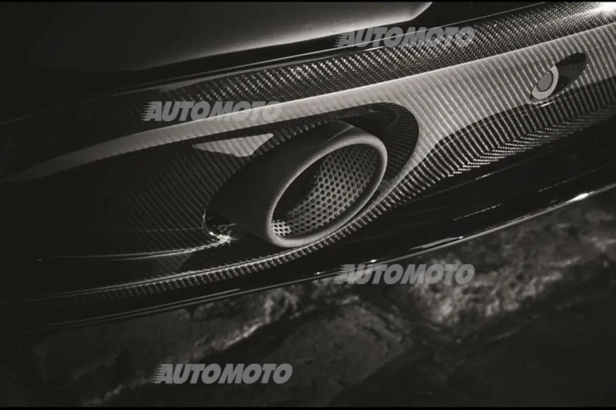 Aston Martin Vanquish Carbon Edition (8)