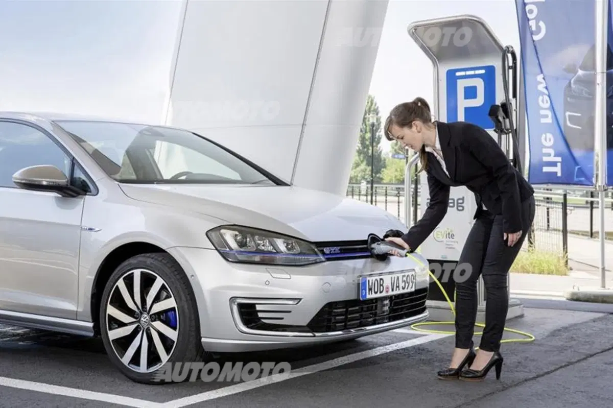 Quanto costa la Volkswagen Golf GTE: ecco i prezzi di listino (17)