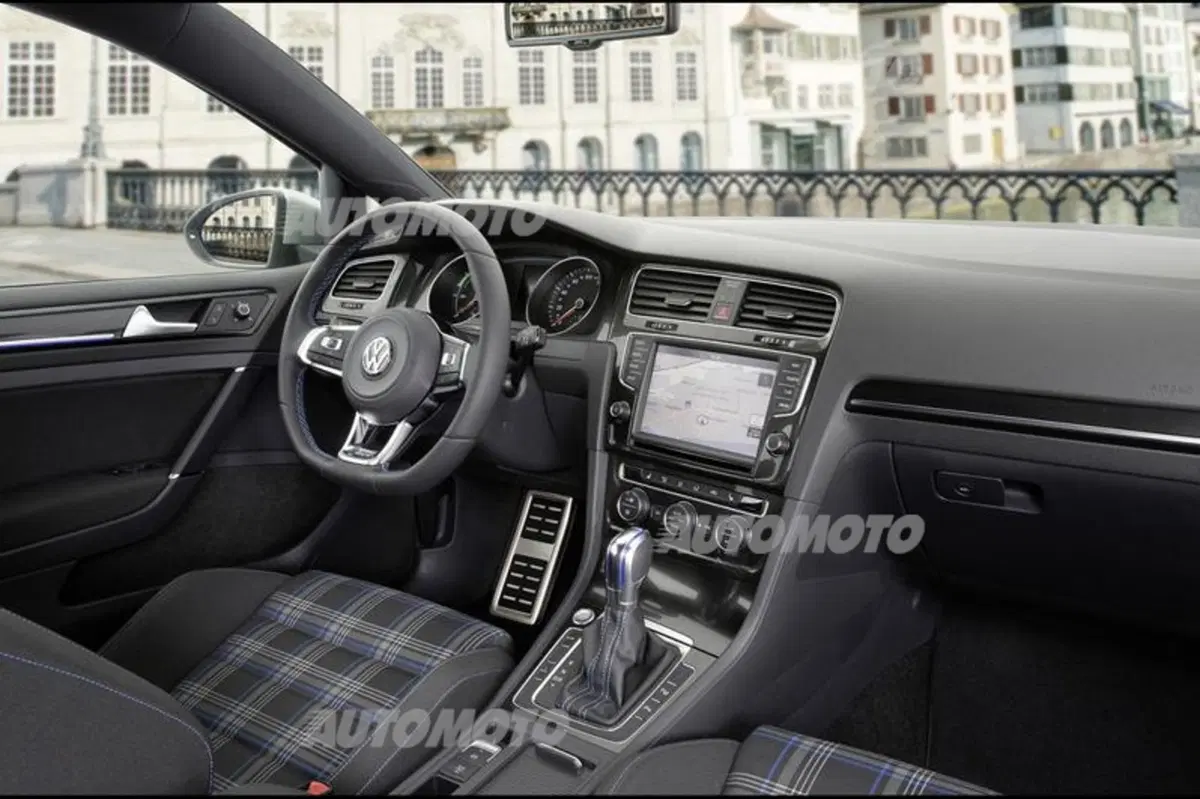 Quanto costa la Volkswagen Golf GTE: ecco i prezzi di listino (22)