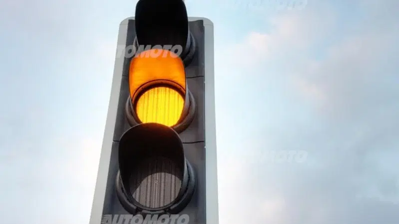 Durata del giallo al semaforo: mai inferiore a 3 secondi. La sentenza