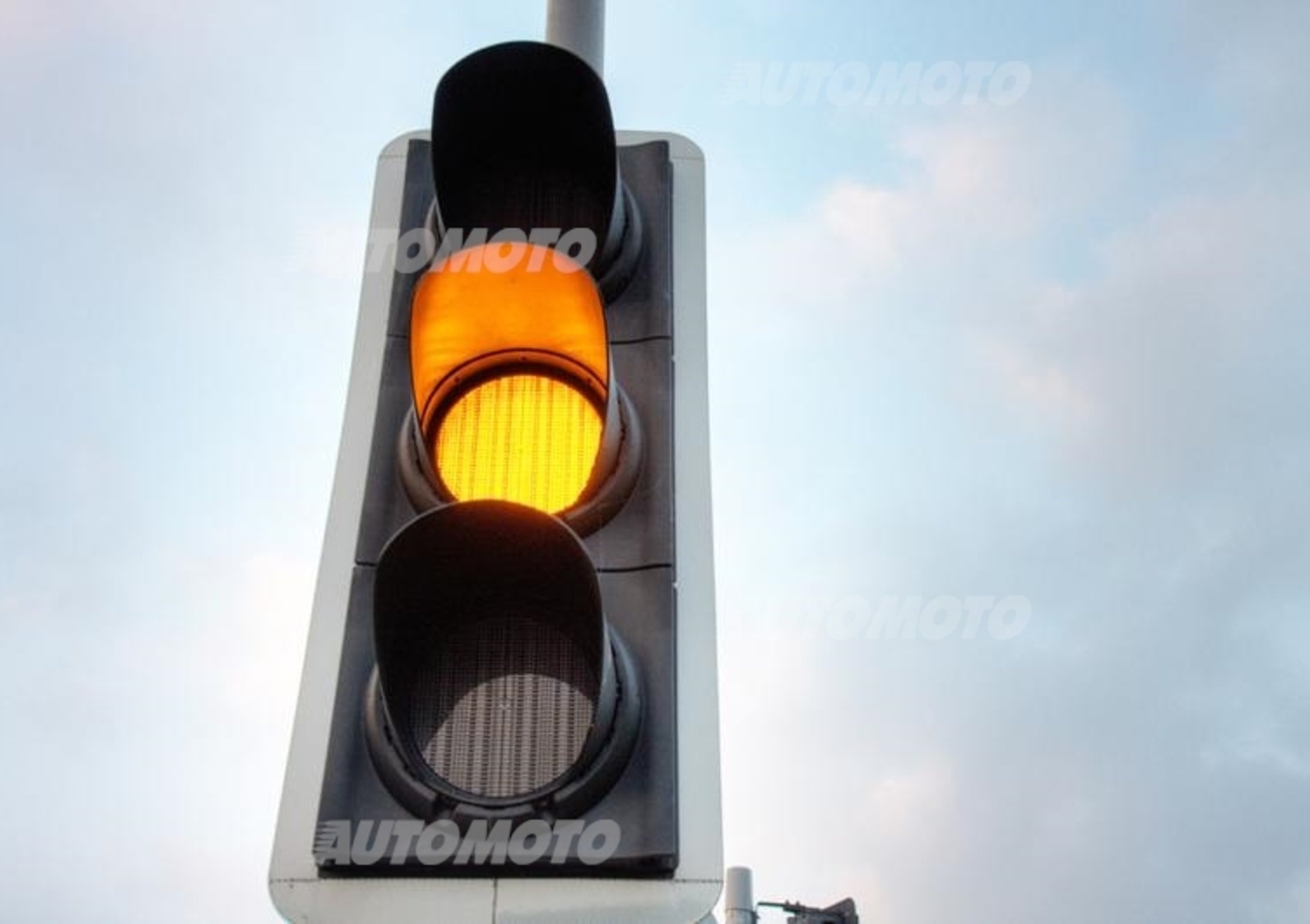Durata del giallo al semaforo: mai inferiore a 3 secondi. La sentenza