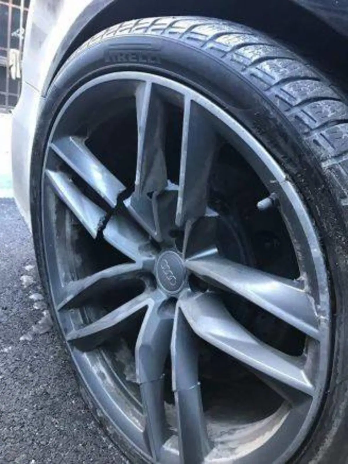 Valentino Rossi: incidente sulla neve con l'Audi RS6 (5)