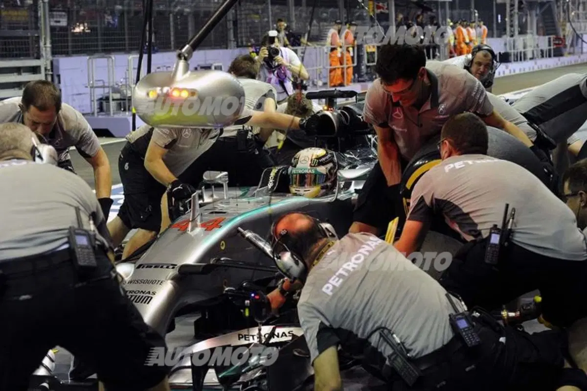 Formula 1 Singapore 2014: Hamilton domina le libere del venerdì (14)