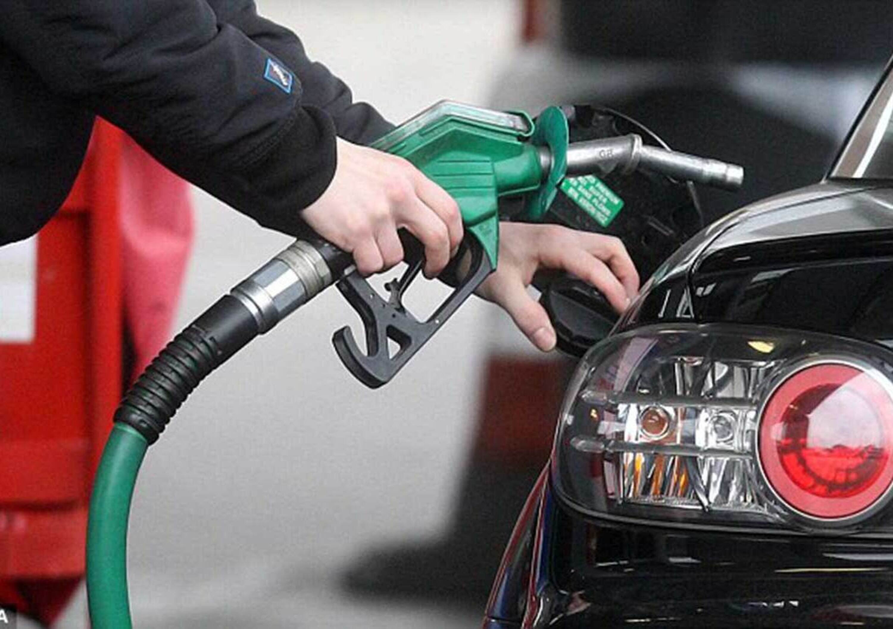 Carburanti: prezzo in calo, pi&ugrave; auto nuove. Cos&igrave; gli italiani hanno speso 5 miliardi in meno