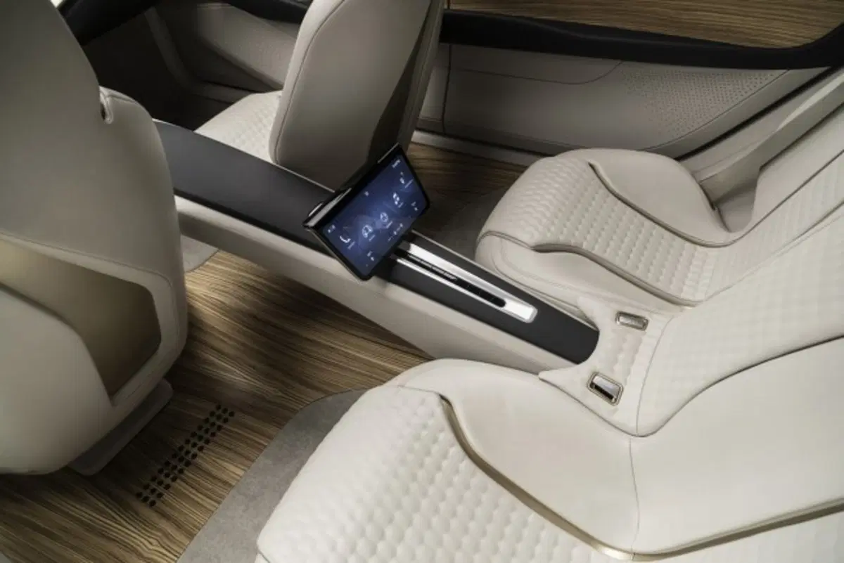 Nissan Vmotion 2.0: a Detroit arriva la berlina del futuro (7)