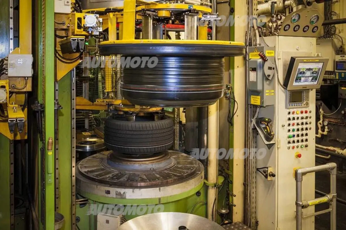 Goodyear: nelle stanze segrete dove nascono i pneumatici (10)