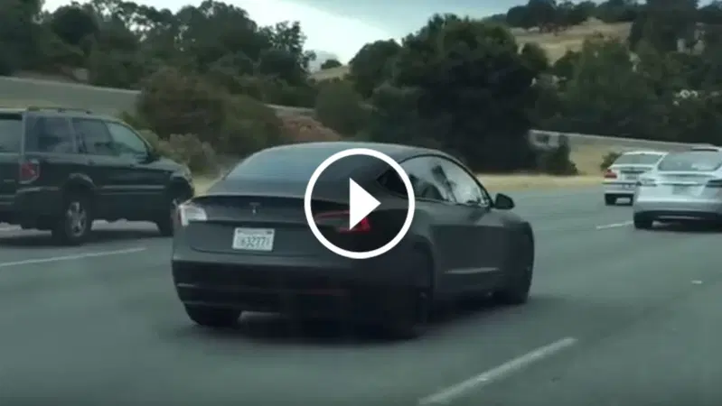 Tesla Model 3: "spiata" in autostrada negli USA [Video]