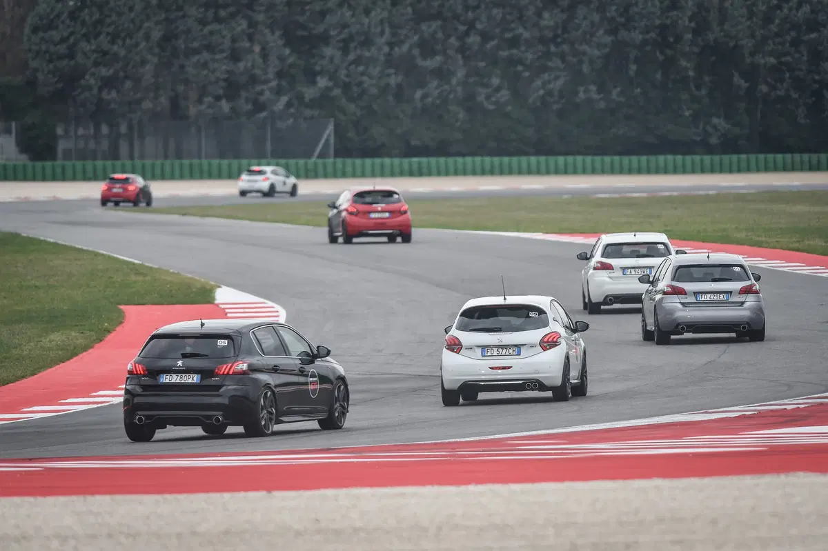 Noi siamo Gti. Ecco i segreti per girare forte in pista (18)
