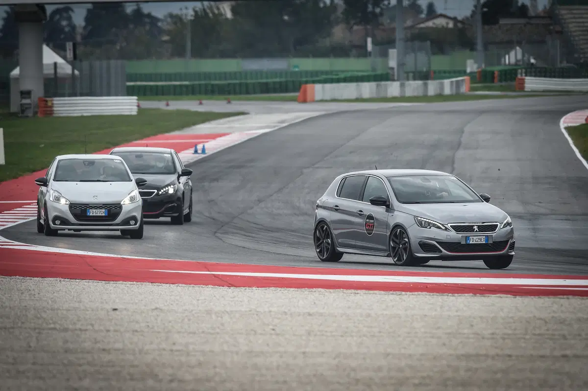 Noi siamo Gti. Ecco i segreti per girare forte in pista (21)