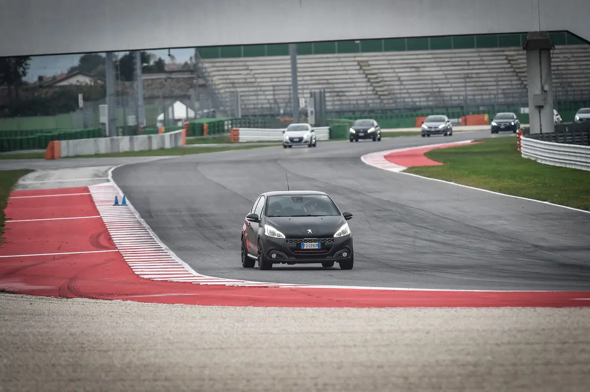 Noi siamo Gti. Ecco i segreti per girare forte in pista (22)