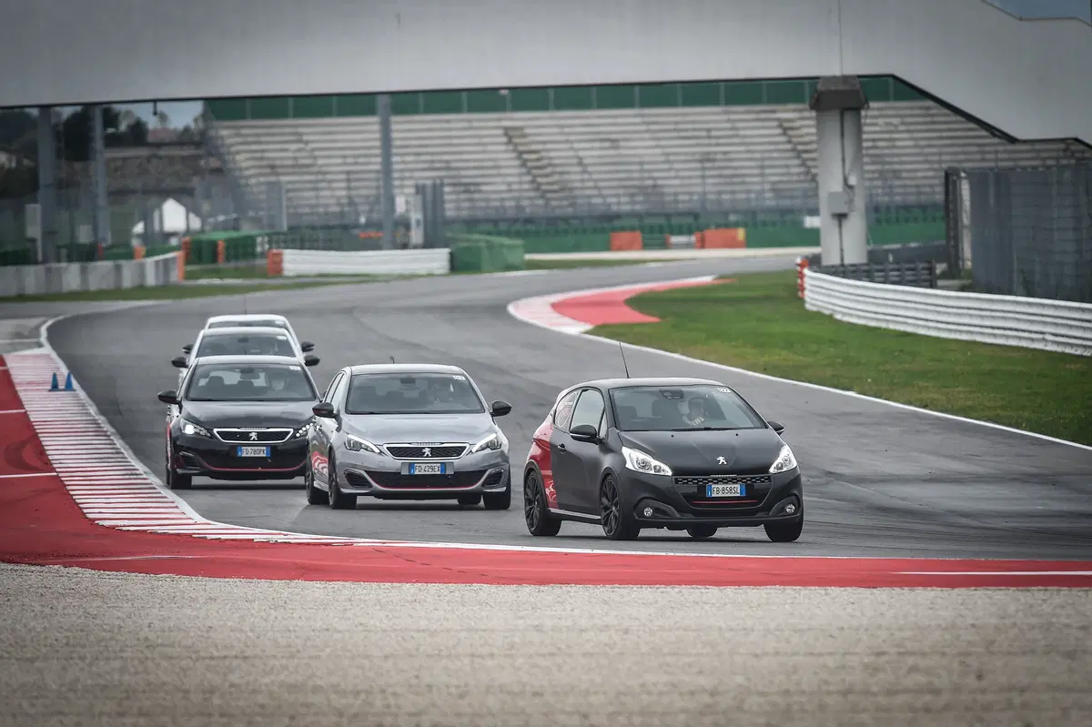 Noi siamo Gti. Ecco i segreti per girare forte in pista (20)