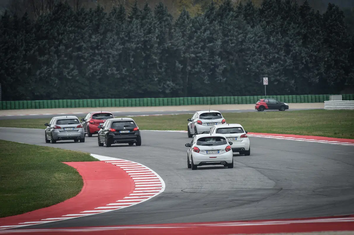 Noi siamo Gti. Ecco i segreti per girare forte in pista (27)