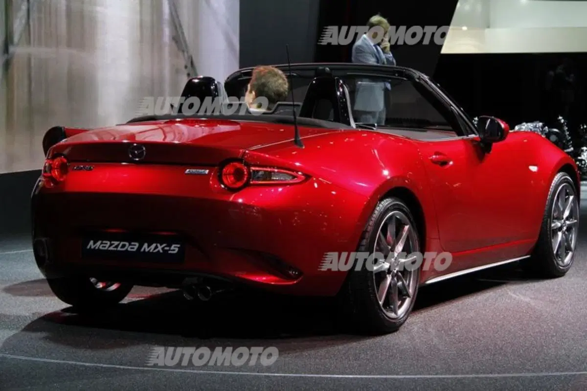 Mazda al Salone di Parigi 2014 (6)