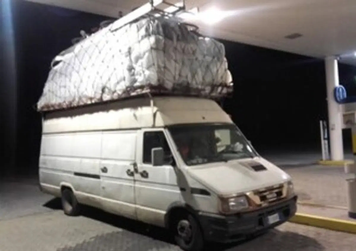 Furgone Iveco, carico - illegale - record: 121 quintali!
