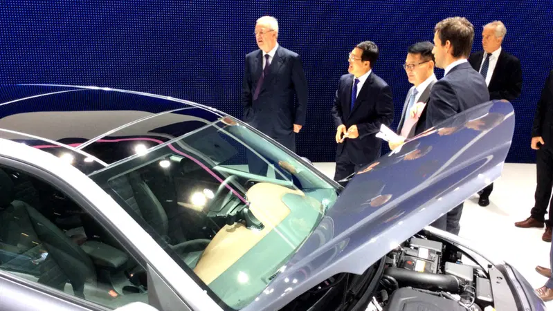 Winterkorn torna a far visita allo stand Hyundai a Parigi