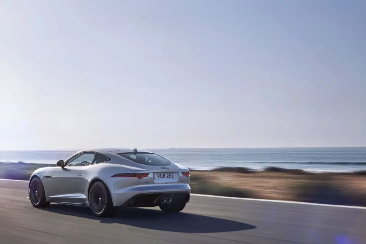 Jaguar F-Type, restyling per la sportiva britannica (2)