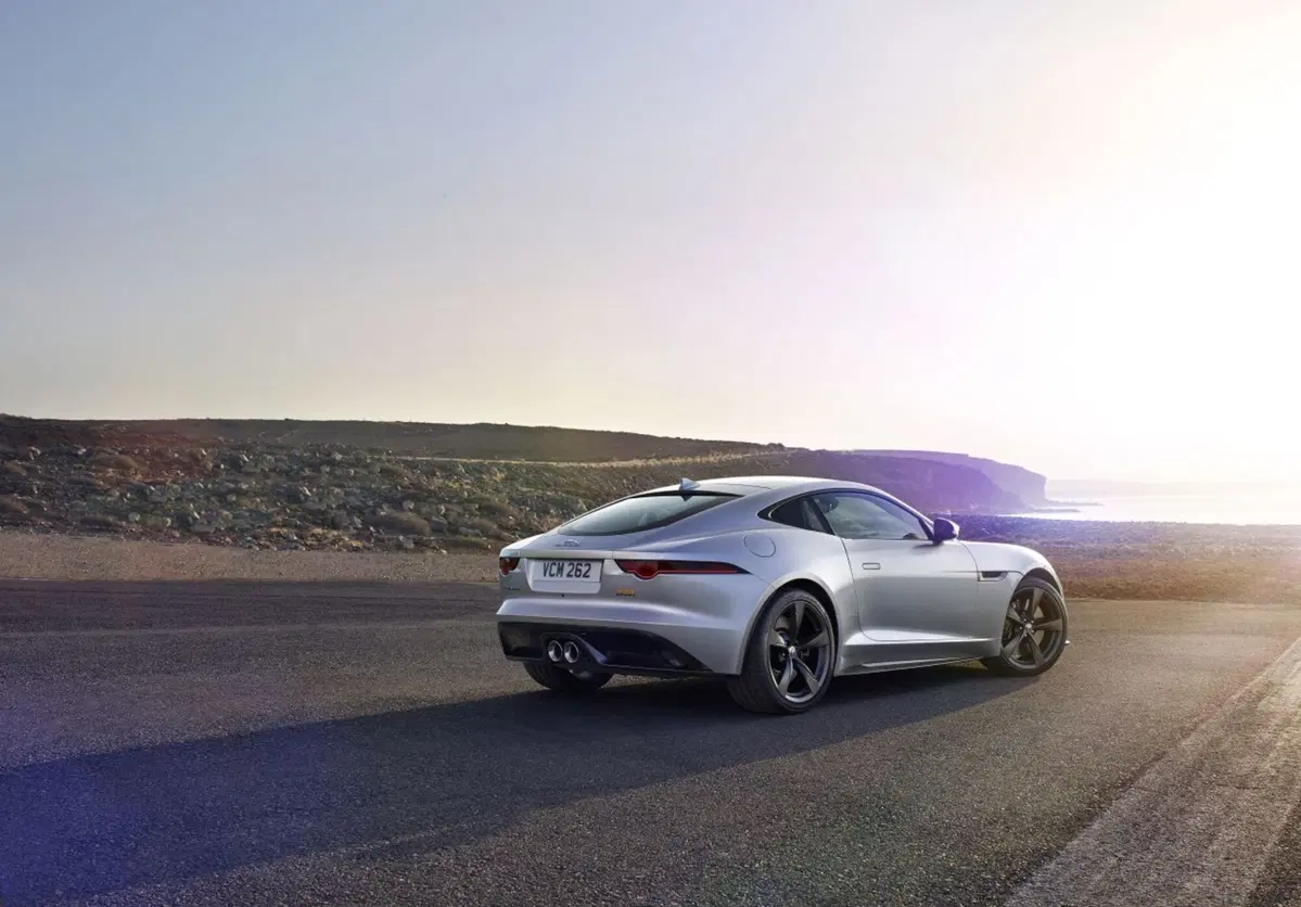 Jaguar F-Type, restyling per la sportiva britannica (6)