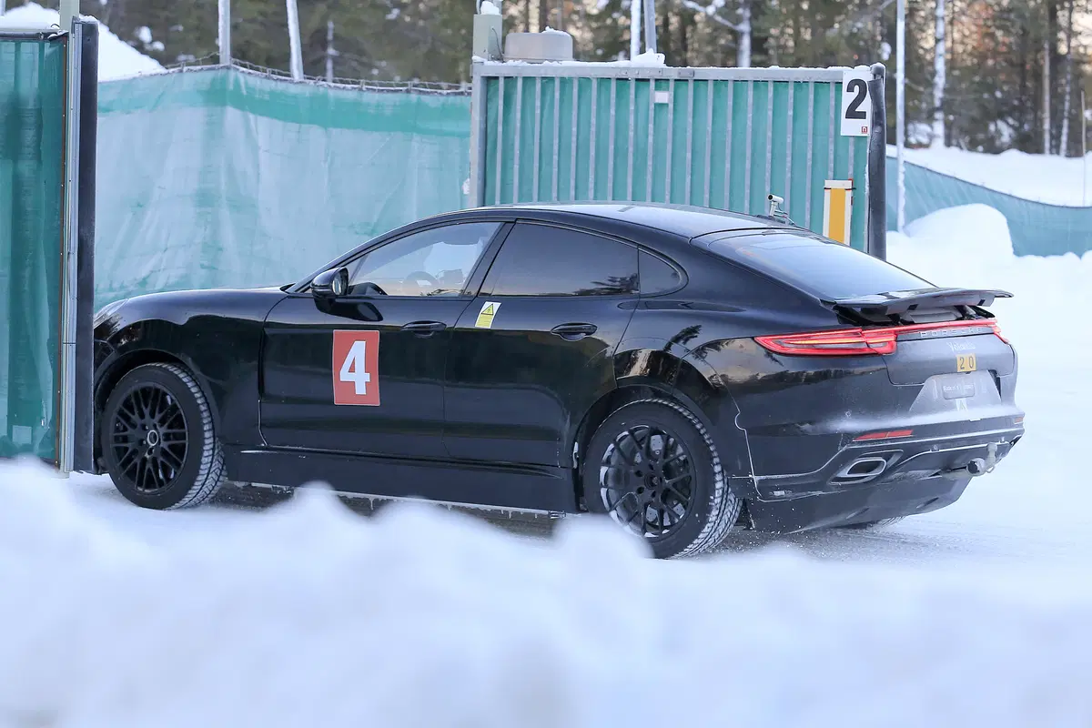 Porsche Mission E: spiato il primo test dell’elettrica! (7)