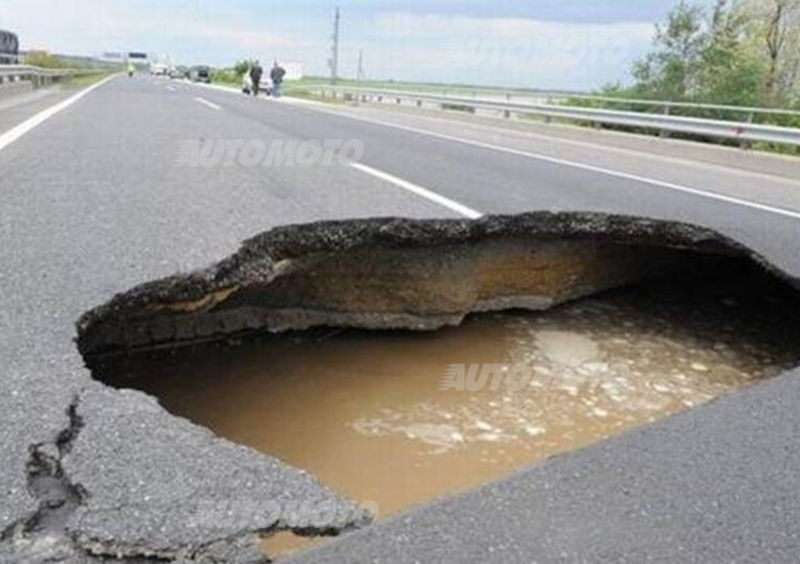 Buche e strade come groviera, dimezzato il consumo di asfalto. I numeri del crollo