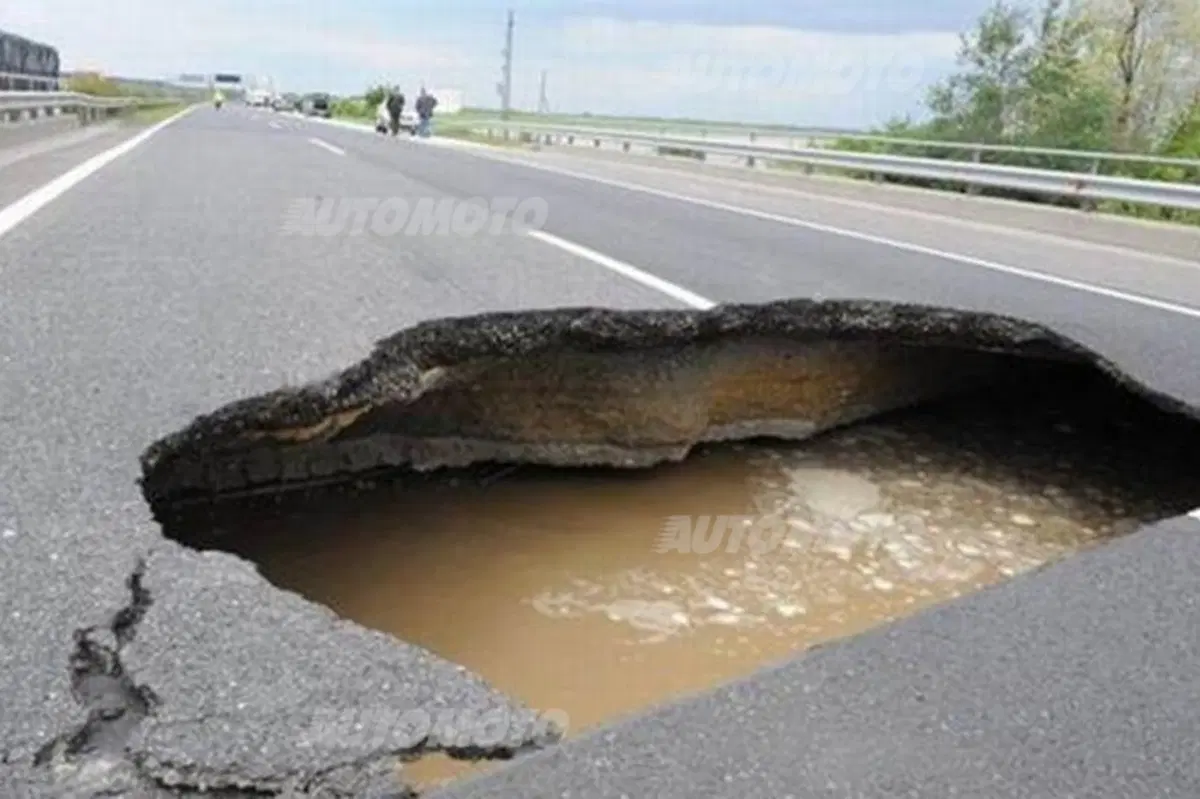 Buche e strade come groviera, dimezzato il consumo di asfalto. I numeri del crollo