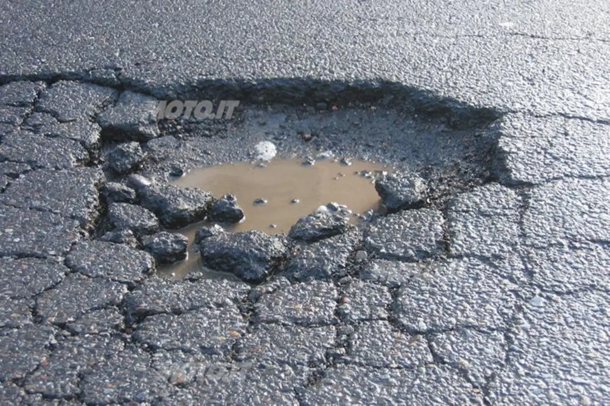 Buche e strade come groviera, dimezzato il consumo di asfalto. I numeri del crollo (5)