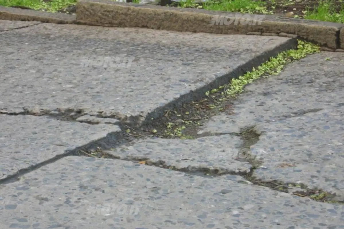 Buche e strade come groviera, dimezzato il consumo di asfalto. I numeri del crollo (11)
