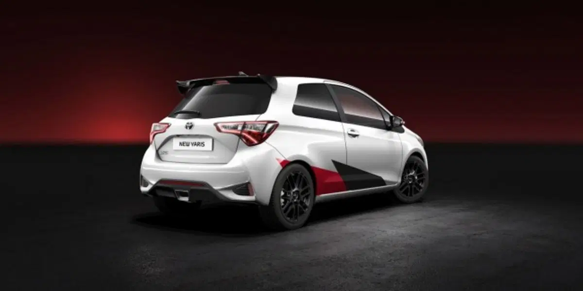 Toyota Yaris: la Vitz giapponese anticipa il restyling 2017 (2)