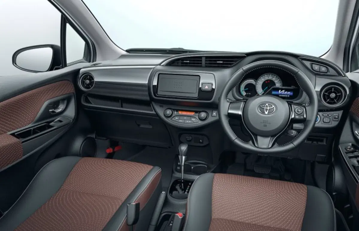 Toyota Yaris: la Vitz giapponese anticipa il restyling 2017 (6)