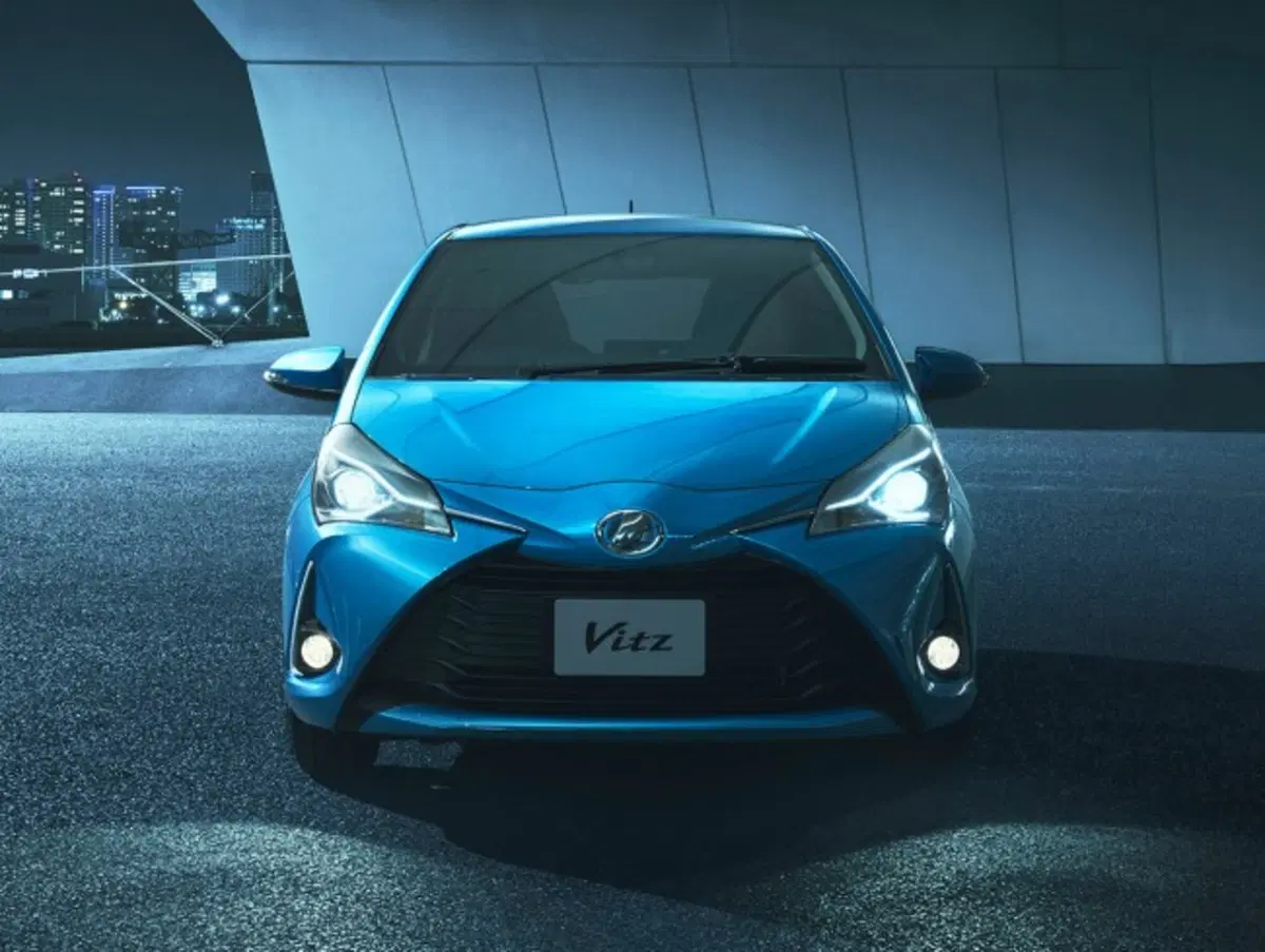 Toyota Yaris: la Vitz giapponese anticipa il restyling 2017 (4)