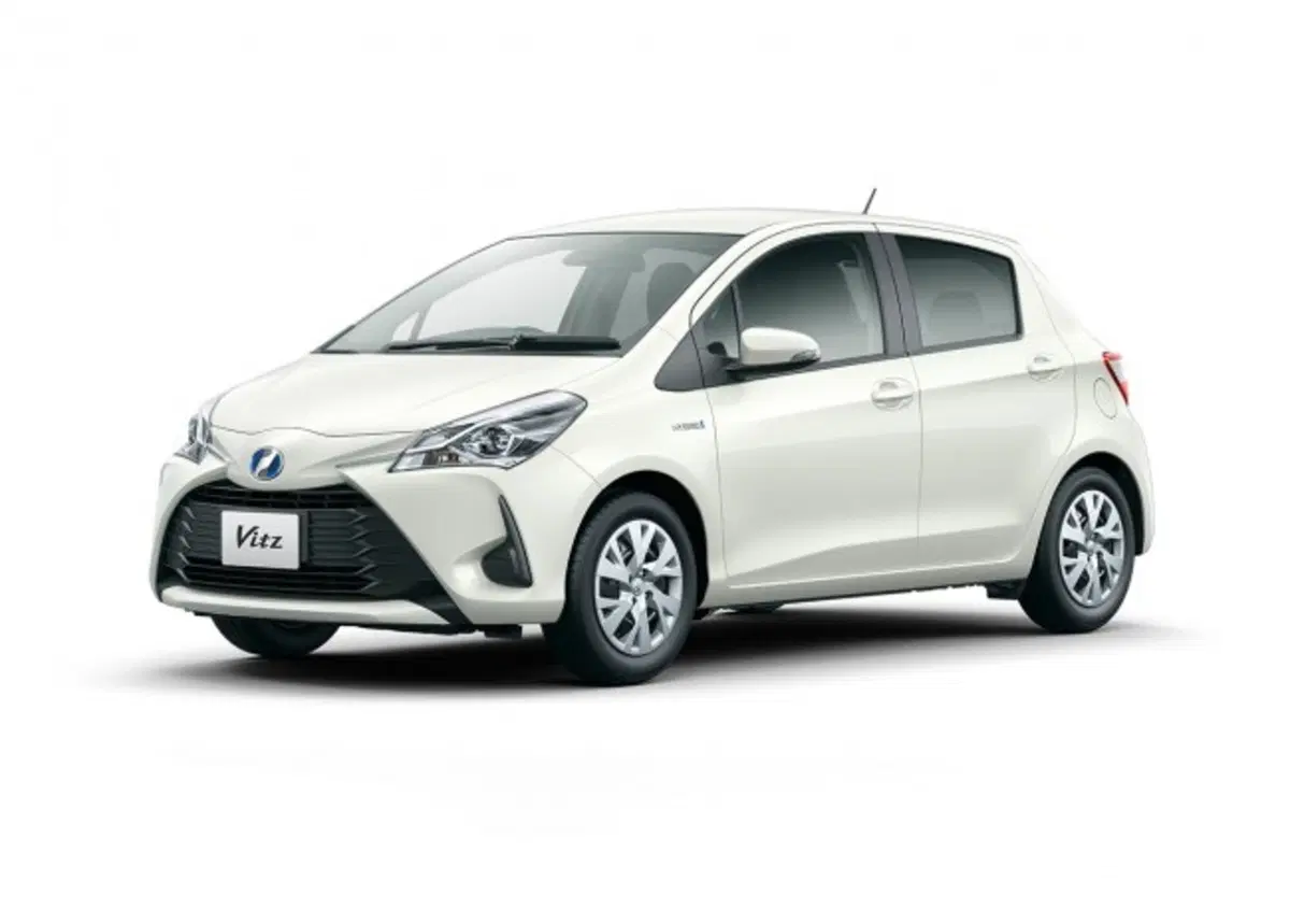 Toyota Yaris: la Vitz giapponese anticipa il restyling 2017 (10)
