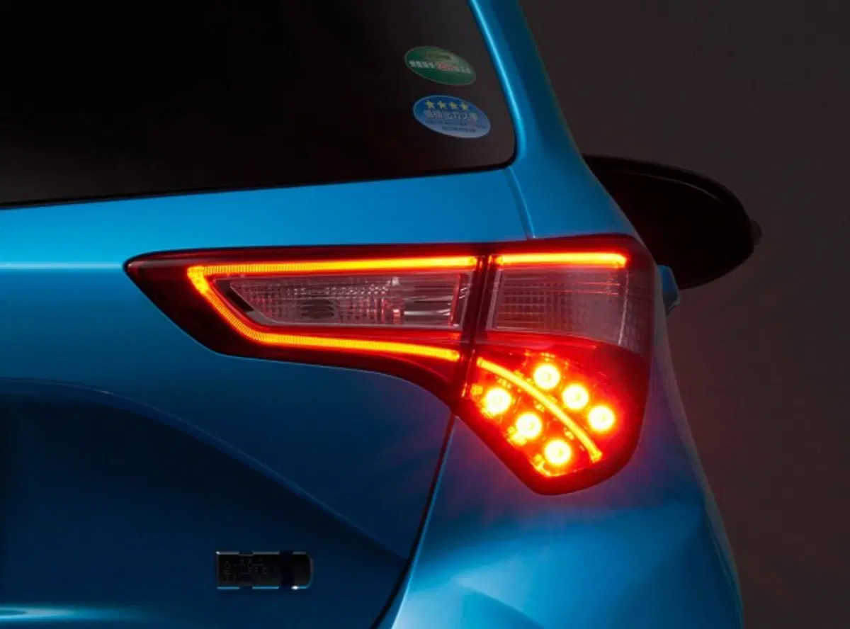 Toyota Yaris: la Vitz giapponese anticipa il restyling 2017 (12)