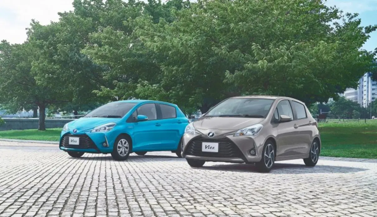 Toyota Yaris: la Vitz giapponese anticipa il restyling 2017 (13)
