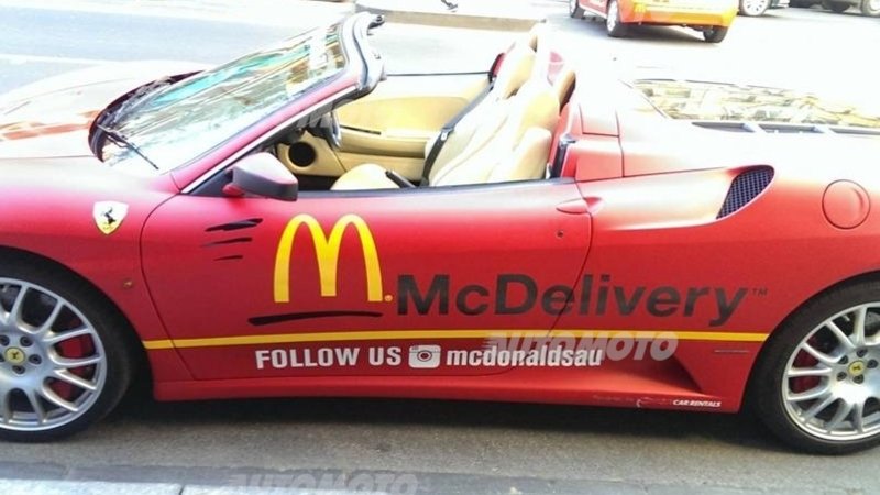 Hai voglia di McDonalds? Te lo porta a casa la Ferrari F430 Spider