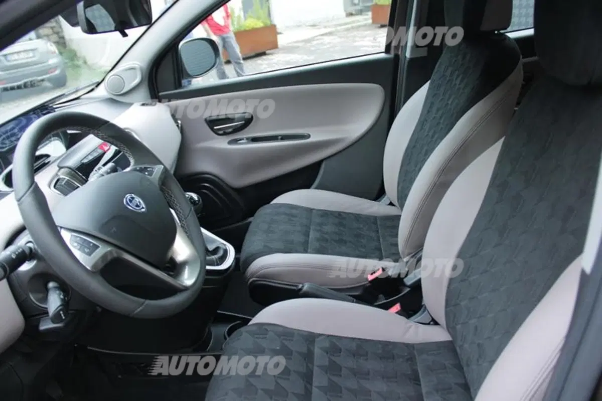 Lancia Ypsilon Elle: presentata a Milano la “top di gamma al femminile” (15)