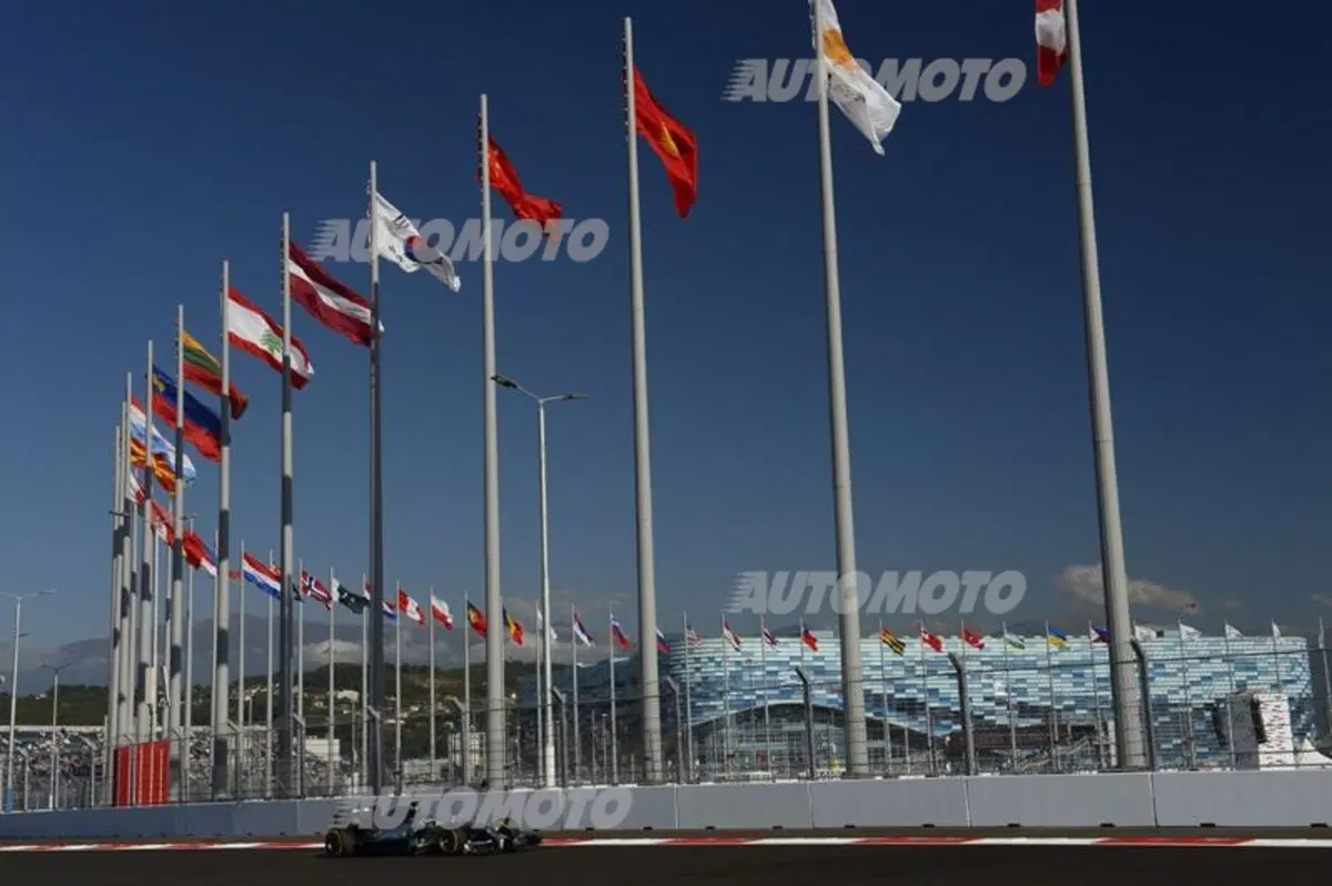 Formula 1 Russia 2014: Hamilton in pole. Disastro Vettel, Alonso ci prova (10)