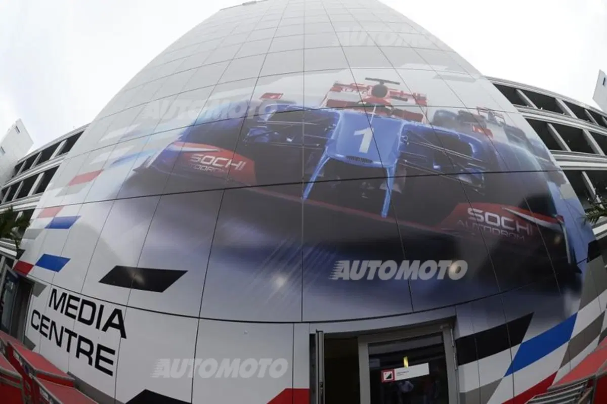 Formula 1 Russia 2014: Hamilton in pole. Disastro Vettel, Alonso ci prova (14)