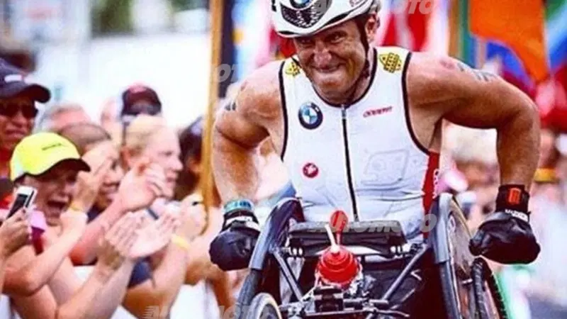 Zanardi completa l'Ironman in meno di 10 ore