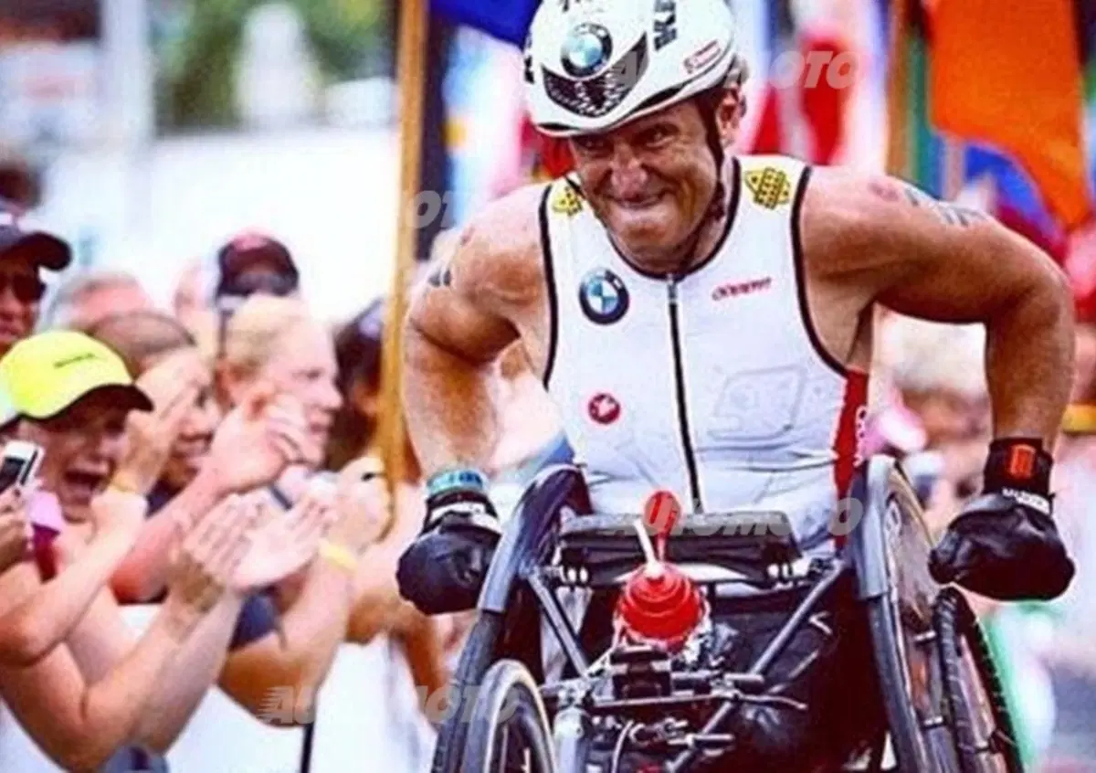 Zanardi completa l'Ironman in meno di 10 ore