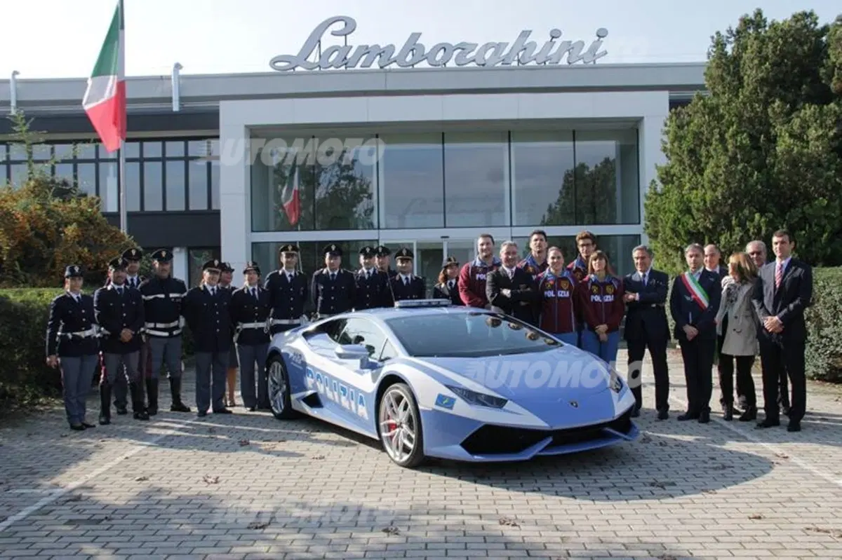 Lamborghini apre le porte agli atleti della Polizia di Stato