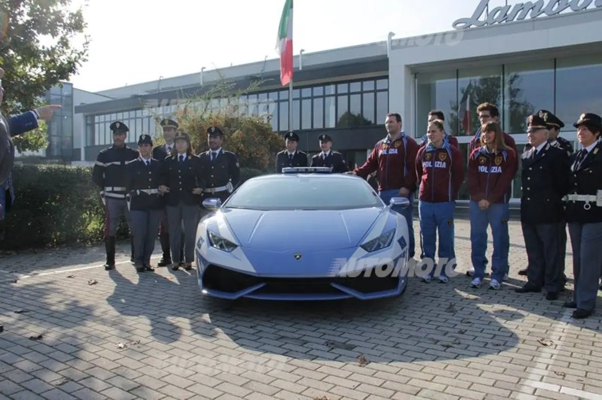 Lamborghini apre le porte agli atleti della Polizia di Stato (2)