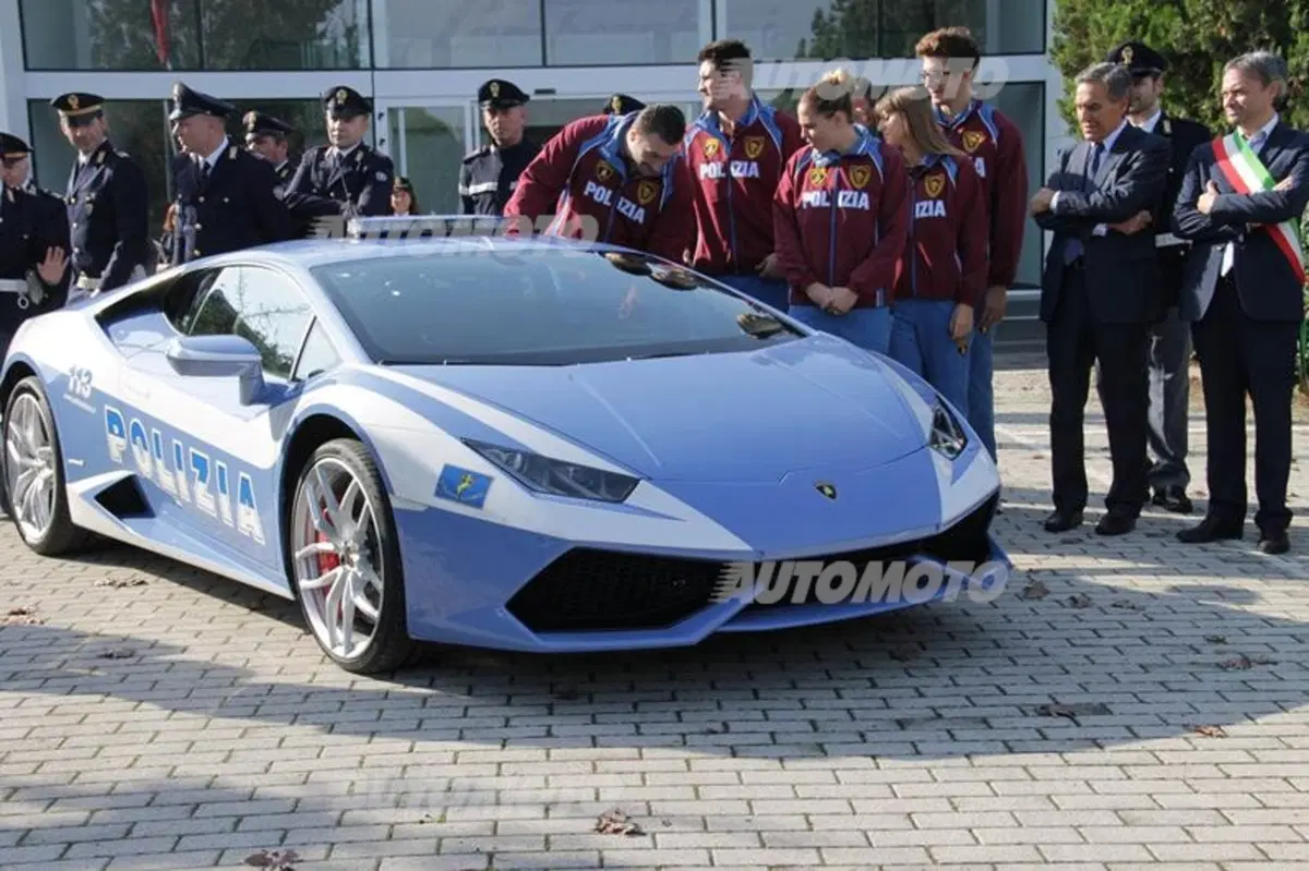 Lamborghini apre le porte agli atleti della Polizia di Stato (3)